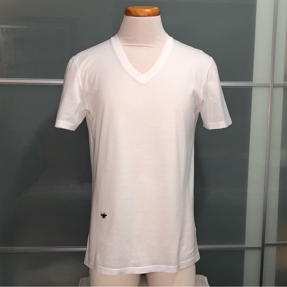 Christian Dior 🐝
T-SHIRT WITH BEE EMBROIDERY